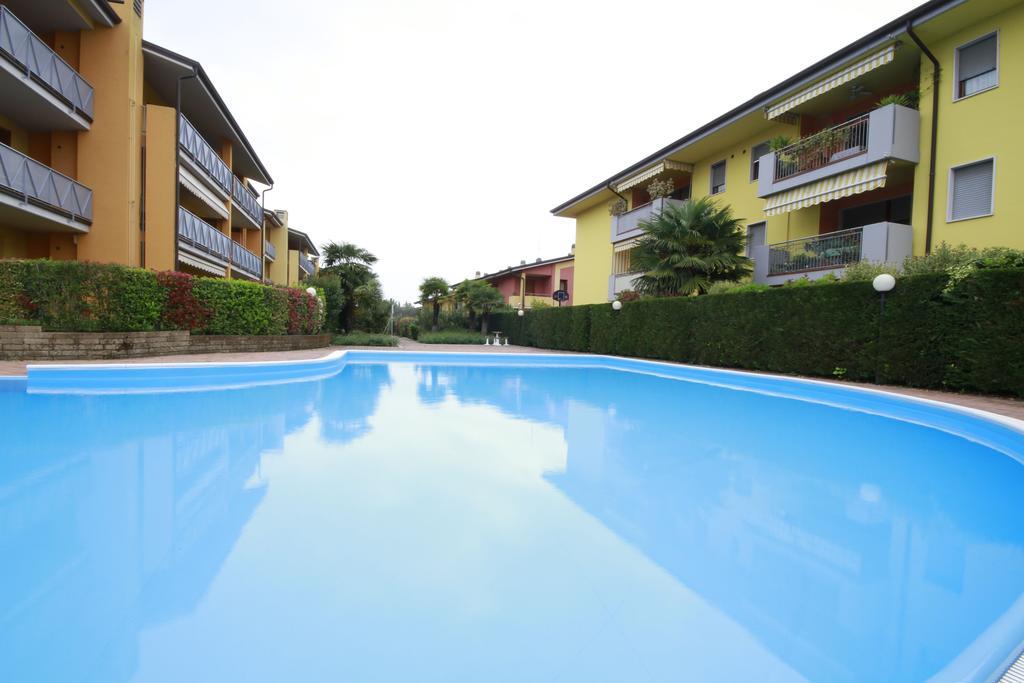 Luminoso Trilocale Con Piscina E Giardino Privato Apartment Desenzano del Garda Exterior foto